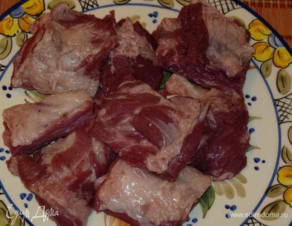 Ребра помыть, разделить на кусочки.