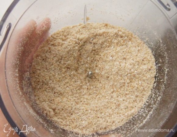 Овсяные хлопья смолоть в блендере вместе с орехами в муку. 