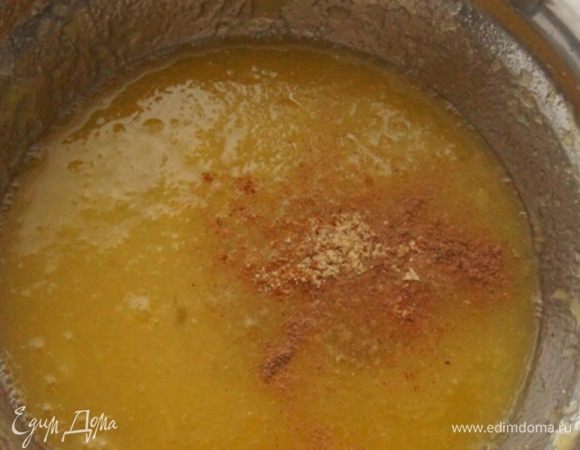 Тыквенное пюре делала так: замороженную тыкву сварила в небольшом количестве воды, жидкость слила, тыкву превратила в пюре с помощью толкушки.
Смешать пюре из тыквы, белок, сахар, специи и разрыхлитель.