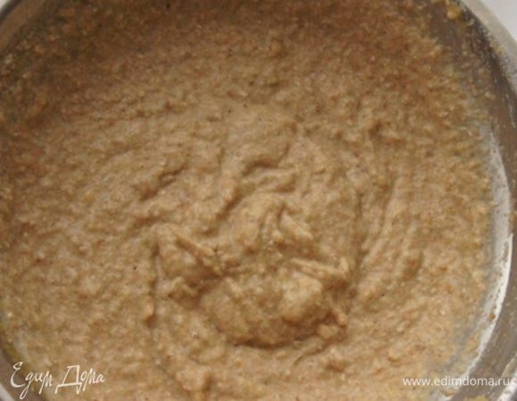 Добавить муку из орехов и овсянки и цельнозерновую муку. Перемешать.