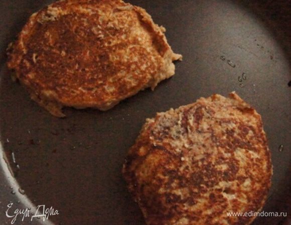 Блинную сковородку смазать кисточкой растительным маслом. Жарить небольшие блинчики до золотистой корочки, около 1 минуты.