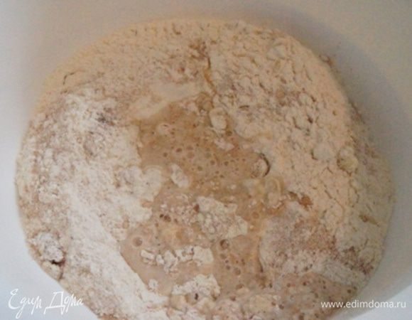 В миску просеять оба вида муки. Добавить соль, мед, масло и разведенные в теплой воде дрожжи. Перемешать.
