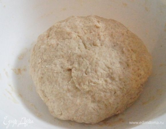 Пиво берем комнатной температуры (у меня полутемное, разливное).
Постепенно вливая пиво в смесь, замешиваем тесто. Я месила около 7 минут руками.
Ставим миску в теплое место на расстойку на 1 час.
