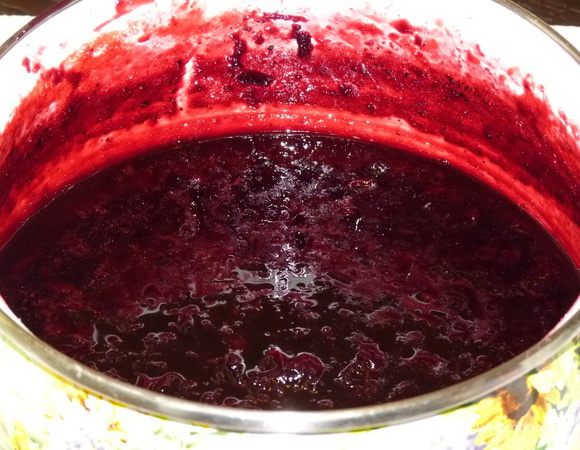 Соус готов! Но на этом я не остановилась, и после охлаждения измельчила до однородной консистенции в комбайне. Затем на медленном огне довела до кипения и разлила по баночкам. 