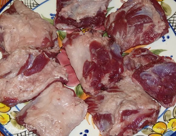 Ребра разрезать на порционные кусочки. Посолить по вкусу.