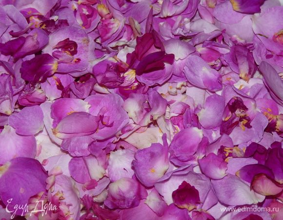 Выжимаем сок из лимонов и выливаем на лепестки.