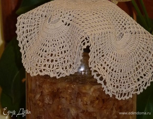 Воду доводим до кипения и растворяем в ней сахар. Заливаем лепестки. Настаиваем сутки в холодильнике. Затем вливаем водку. Накрываем банку марлей и настаиваем в темном месте 3 дня. Процеживаем. Готово!