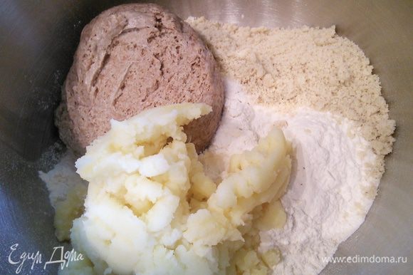 Сварить картошку в мундире. Отвар взвесить в граммах и охладить до 45°С. Развести дрожжи в картофельном отваре. Картошку очистить, размять. Смешать в чаше комбайна опару и остальные ингредиенты основного теста.