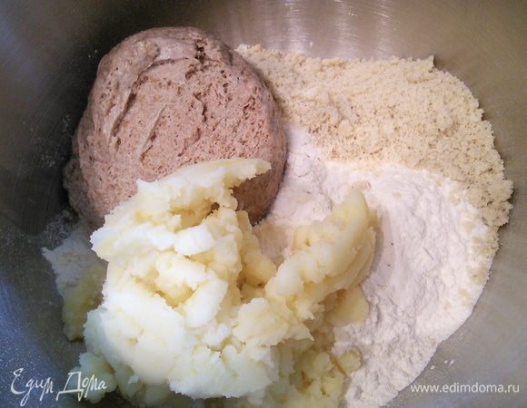 Сварить картошку в мундире. Отвар взвесить в граммах и охладить до 45°С. Развести дрожжи в картофельном отваре. Картошку очистить, размять. Смешать в чаше комбайна опару и остальные ингредиенты основного теста. 