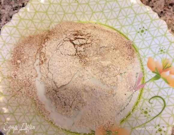 Духовку нагреть до 160°С. Противень застелить бумагой для выпечки. Просеять муку, крахмал и корицу.