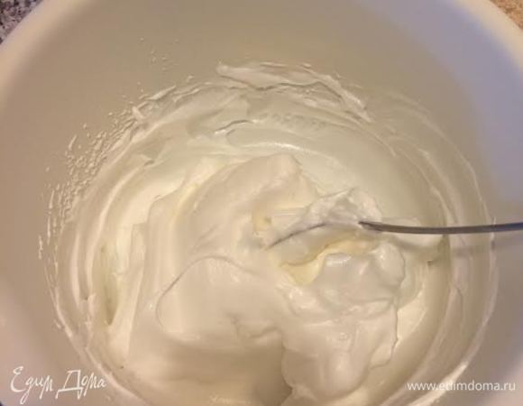 Белки взбить до устойчивых пиков, постепенно добавляя оставшиеся 50 грамм сахара. Добавить миндальный экстракт и аккуратно перемешать.