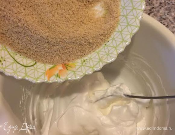 Добавить миндально-мучную смесь и аккуратно перемешать.