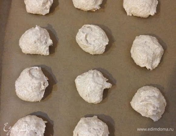 Выложить печенье на приготовленный противень и выпекать 15-20 минут, пока печенье слегка не зарумянится.