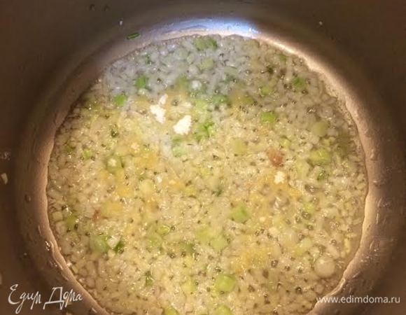 Репчатый лук и белую часть зеленого лука потушить на растительном масле до золотистого цвета. Добавить муку, тушить еще 1 минуту.