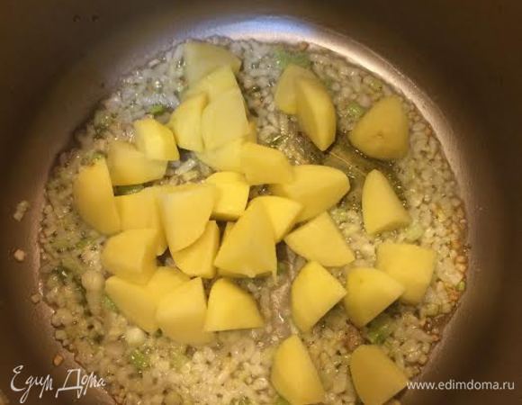 Добавить картофель, лавровый лист и потушить.