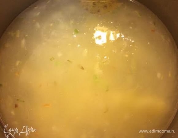 Залить горячей водой и варить минут 5.