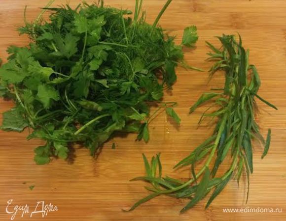 Остатки зеленого лука и зелень мелко нарезать.