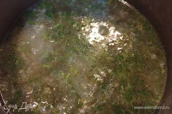 Добавить в суп зелень, соль, перец по вкусу и варить до готовности.