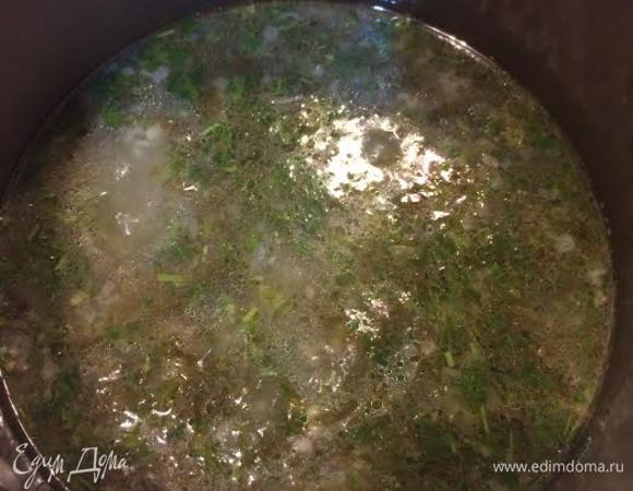 Добавить в суп зелень, соль, перец по вкусу и варить до готовности.