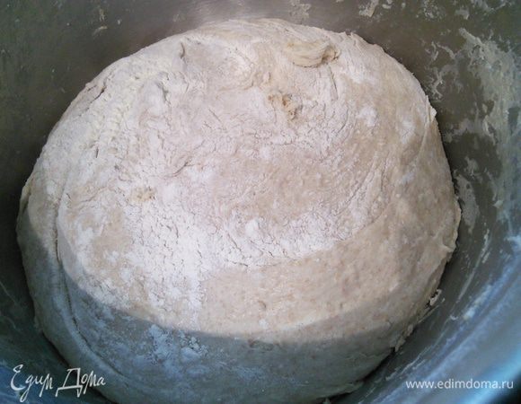 Первые 5 мин на малых оборотах, затем увеличить скорость до средней и вымешивать в течении 5 мин до гладкой консистенции теста. Тесто должно полностью отставать от стенок чаши. 

*Тут я должна оговориться: мое тесто было липким и не смотря на добавление нескольких ложек ржаной и пшеничной муки оно так и не собралось в комок. Я решила не злоупотреблять и закончить замес на этом этапе. 