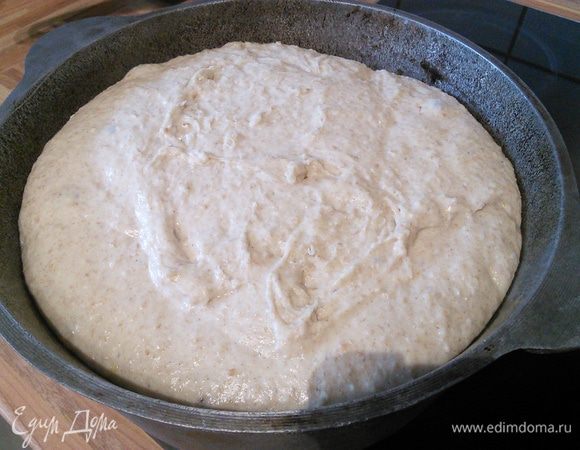 Выпекать хлеб я решила в обыкновенном казане, сказала его подсолнечным маслом и аккуратно выложила в него тесто. Отправить в теплую духовку на 45 минут для заключительной расстойки. 