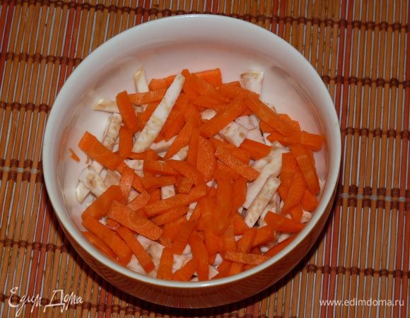 Тем временем нарезать соломкой корень сельдерея и морковь.