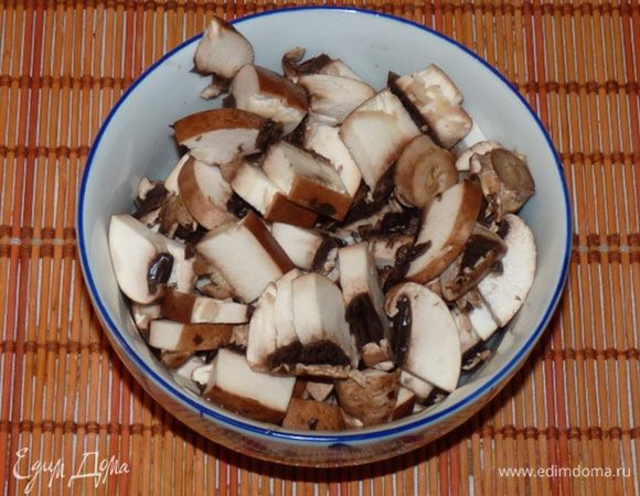 Нарезать шампиньоны.