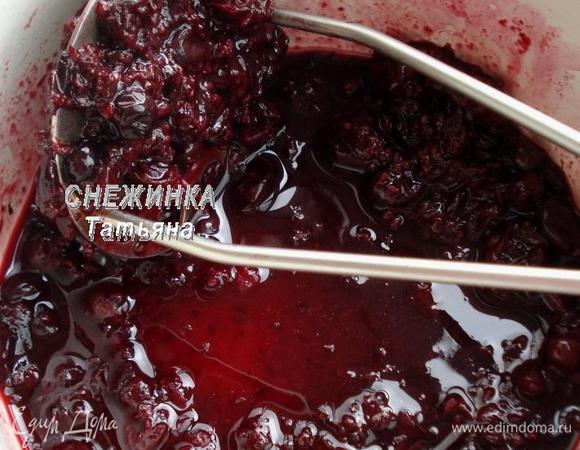 Займемся киселем, так как он должен остыть, а еще лучше провести какое-то время в холодильнике. Смородину разминаем толкушкой.