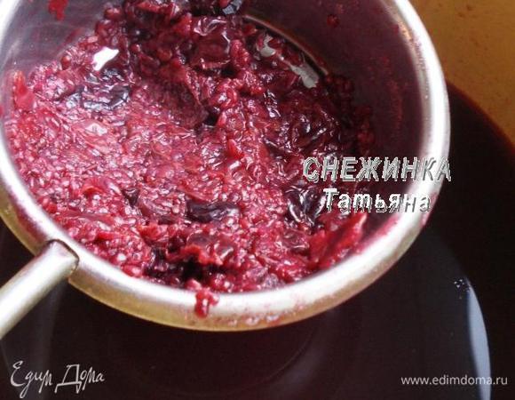 Ягодный жмых кладем в кастрюльку, заливаем водой и ставим на огонь, доводим до кипения и кипятим 3  минуты. Затем процеживаем.