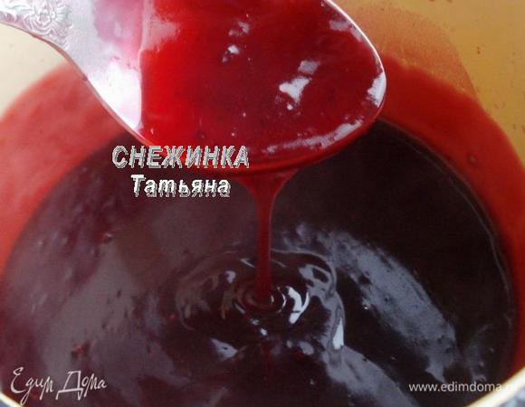 В полученный отвар добавляем сахар и снова ставим на огонь. Как только Вы увидите, что отвар закипает, тонкой струйкой вливаем разведенный крахмал, постоянно помешивая содержимое кастрюли. Доводим до кипения, пробуем, по вкусу можете добавить еще сахара.