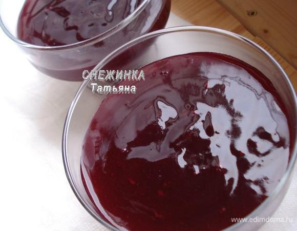 Даем немного остыть и переливаем кисель в пиалы или стаканы, в которых будете подавать, оставляем полностью остыть, затем убираем в холодильник.