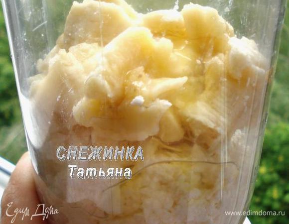 Для приготовления вареников необходимо размять творог и банан. Можно просто размять вилкой, можно протереть предварительно творог через сито. Для удобства можно как и я воспользоваться техникой. В стакан для погружного блендера кладем творог, кусочки банана.