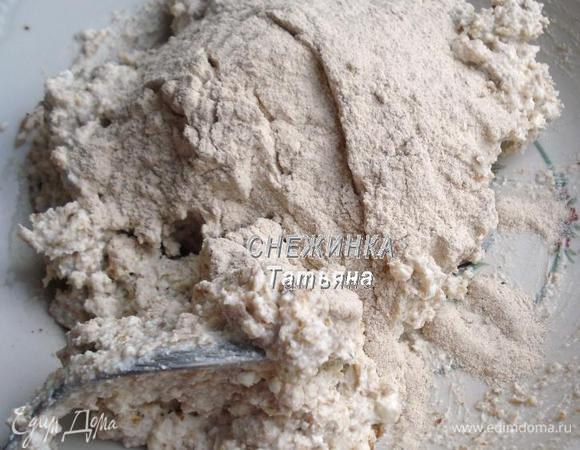 Всыпаем в массу гречневую муку. 