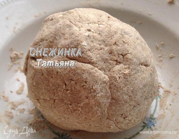 Добавляйте муку постепенно, чтобы чувствовать, сколько ее необходимо. Замешиваем тесто. 