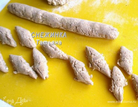 Отщипываем кусок теста, раскатываем в длинную полоску на припыленной гречневой мукой рабочей поверхности. Нарезаем на вареники.