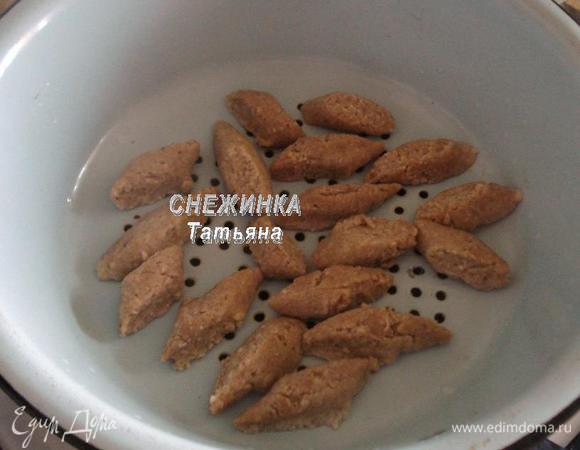 Отвариваем их на пару 8-10 минут в зависимости от размера. В отсутствие пароварки можно как я сделать домашний вариант, на кастрюлю с кипящей водой установить дуршлаг и накрыть крышкой. 