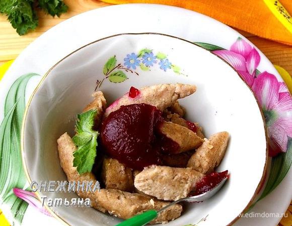 Подаем сразу же, горячие с ягодным киселем. Можно дополнить сметанкой, простоквашей… на свой вкус, украсить мятой.