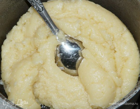 Топим в емкости сливочное масло, добавляем воду, доводим до кипения, добавляем муку и завариваем тесто до тех пор, пока он не станет отставать от стенок емкости, а на дне образуется пленка.