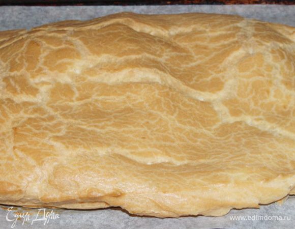 Духовка разогрета на 220°С, отправляем туда корж и не заглядываем 35 минут точно. Тесто сильно поднимется. Если у вас через стекло не видно процесса, тогда через 35 минут можно заглянуть. Вообще, должен появиться сильный аромат печеного заварного теста. Вы знаете о чем я говорю. Ичпеченый корж полностью должен охладиться.