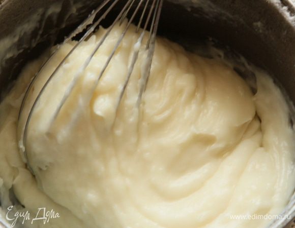 Затем добавляем остальное молоко, размешиваем и ставим на огонь. Постоянно взбивая массу венчиком, доводим до загустения. Снимаем с огня.