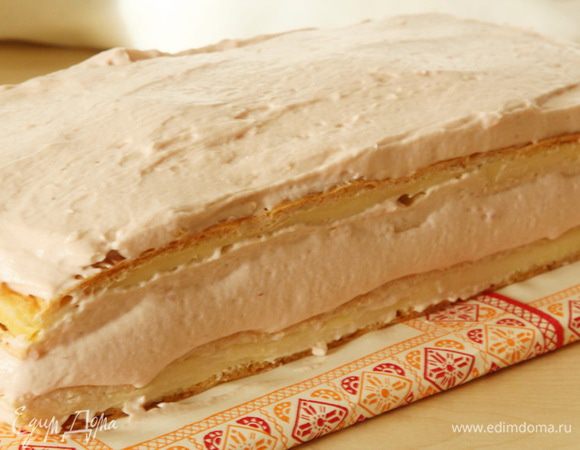 Собираем наш пляцок: корж режем на две части. На одну часть выкладываем бОльшую часть крема, накрываем второй частью и выкладываем остаток крема. Не переживайте, если вы все сделали правильно, то крем хорошо держит форму. Отправляем в холодильник. Часа через два это уже можно кушать.