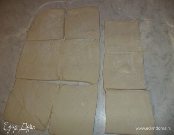 Слоеное тесто разморозить, раскатать в пласт толщиной 2 мм.
Разрезать тесто на квадраты размером 10*10 см.