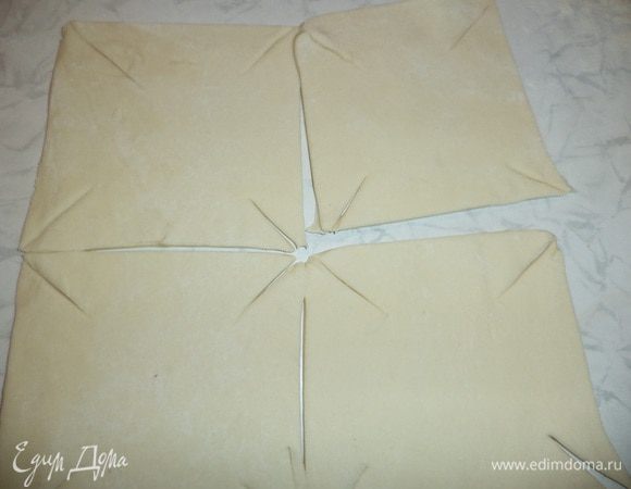 На каждом квадратике острым ножом сделать надрезы от уголков к центру.