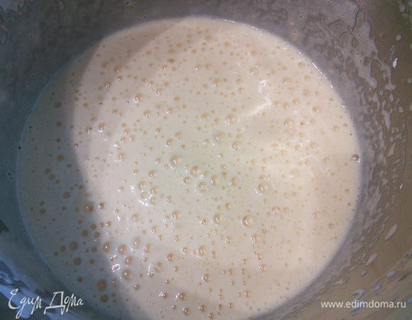 Масса посветлеет и увеличится в размере в три раза. Смешать муку, крахмал, разрыхлитель и щепотку соли. Лопаточкой аккуратно вмешать мучную смесь в яичную массу. 