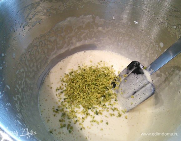 Духовку разогреть до 180°C. Половину теста вылить на одну из подготовленных половину противня. В оставшееся тесто вмешать фисташки.