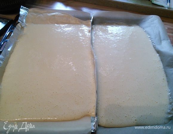 Это тесто выложим на другую сторону. 