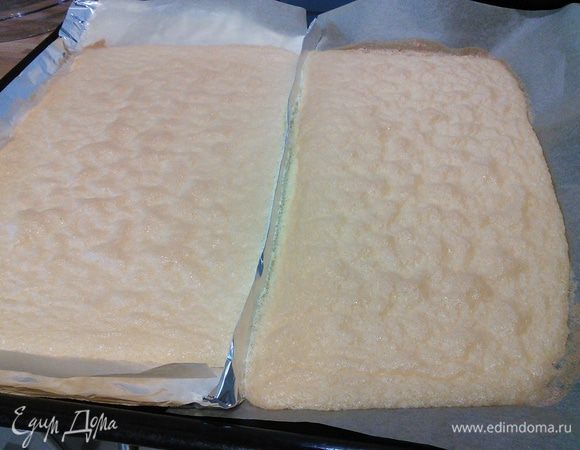 Выпекается бисквит 10-12 минут до легкого золотистого цвета. 