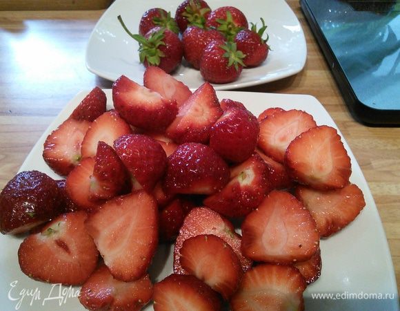 Клубнику вымыть, обсушить, очистить от плодоножек, разрезать на половину. 6 мелких + несколько красивых клубничек оставить целыми. 