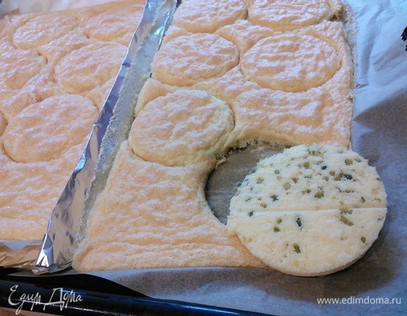 Сборка. Бисквиты полностью охладить. Выдавить кольцом по 6 кружочков в каждом. 