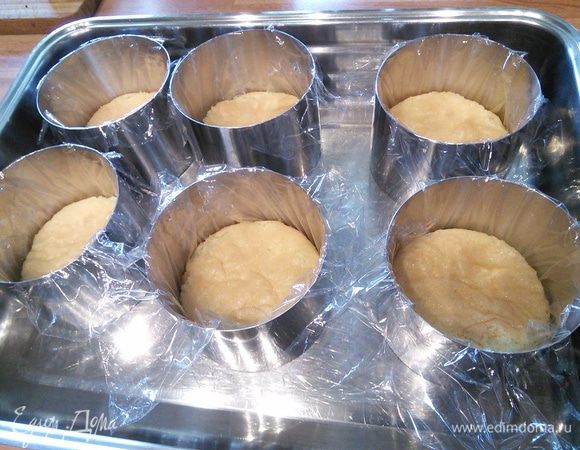 Складываем в удобную емкость,в которой будет удобно поставить пирожные в холодильник. 